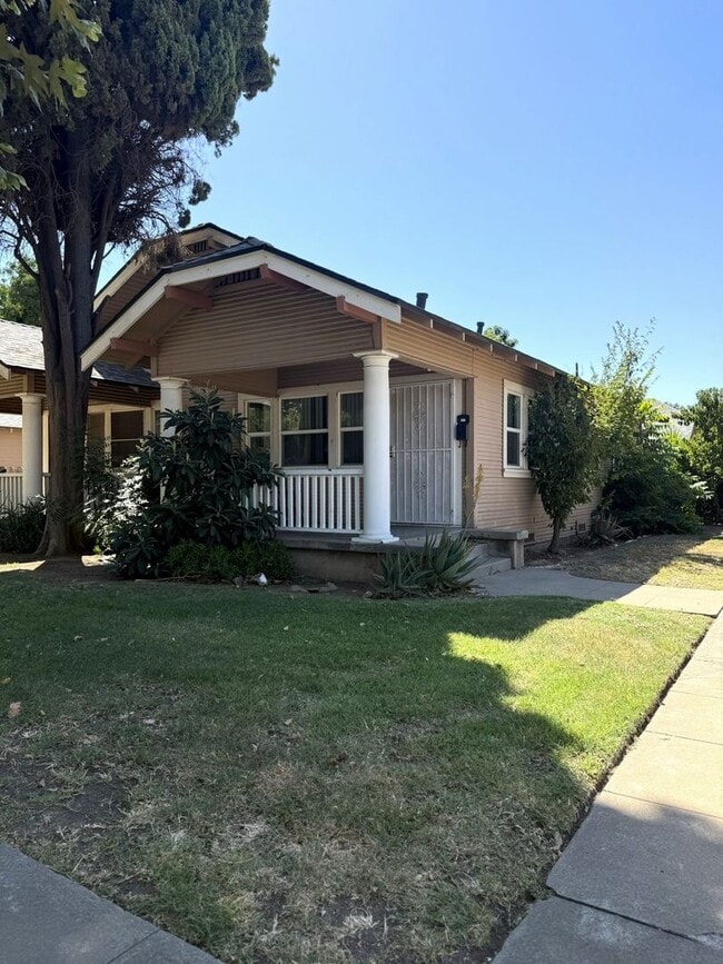 property at 860-862 W 22nd St