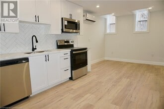 588 Barton St E in Hamilton, ON - Building Photo - Building Photo