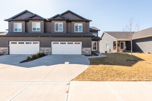 402 Dawson Dr in West Branch, IA - Building Photo