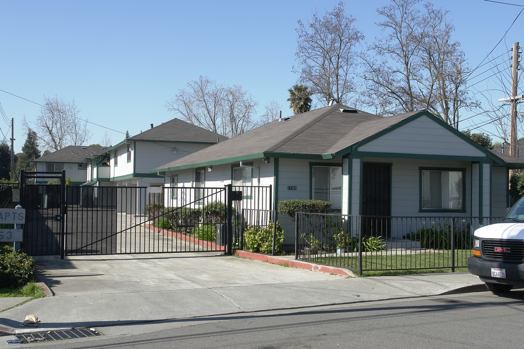 27353 Tyrrell Ave in Hayward, CA - Foto de edificio