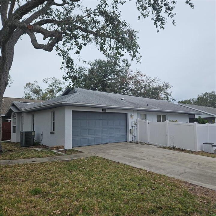 11473 Oakhurst Rd in Largo, FL - Building Photo