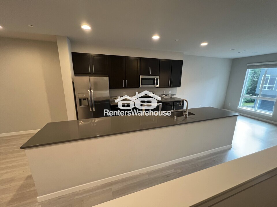 16201 Meadow Rd in Lynnwood, WA - Building Photo