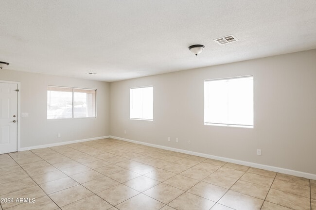 2558 E Broadway Rd in Phoenix, AZ - Building Photo - Building Photo