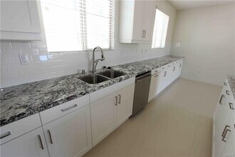 180 Harringay in Irvine, CA - Building Photo - Building Photo