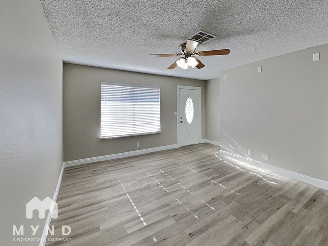 433 Longtree Ave in Henderson, NV - Building Photo - Building Photo