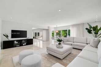 7155 Los Pinos Blvd in Coral Gables, FL - Foto de edificio - Building Photo