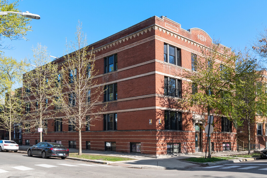 2053 W Iowa St in Chicago, IL - Building Photo