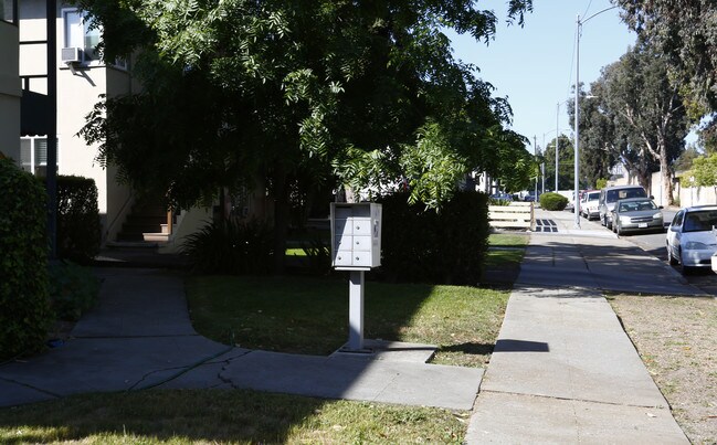 1690 Davis St in San Jose, CA - Foto de edificio - Building Photo