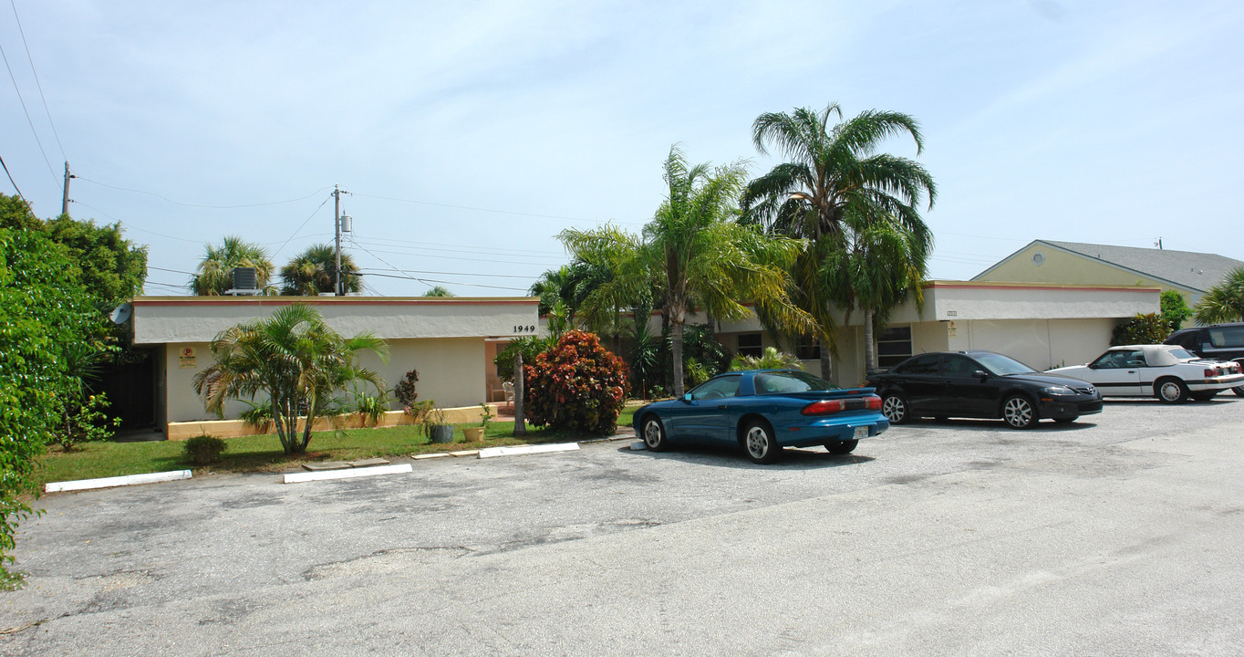 1949 Service Rd in North Palm Beach, FL - Building Photo