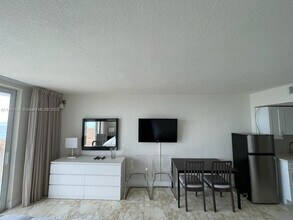 19201 Collins Ave, Unit 411 in Sunny Isles Beach, FL - Foto de edificio - Building Photo