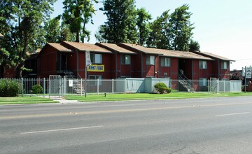Villa Margaritas Apartments in Fresno, CA - Building Photo - Building Photo