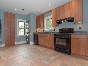 33 Chetwynd Rd, Unit 2 in Somerville, MA - Building Photo - Building Photo