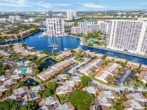 2627 Parkview Dr S in Hallandale Beach, FL - Building Photo - Building Photo