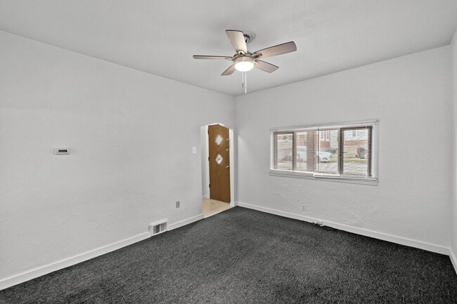 565 Sixth St in Pitcairn, PA - Building Photo - Building Photo