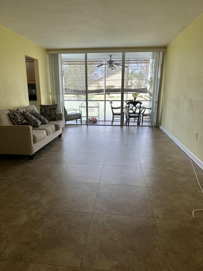 500 Davis Rd in Palm Springs, FL - Building Photo - Building Photo