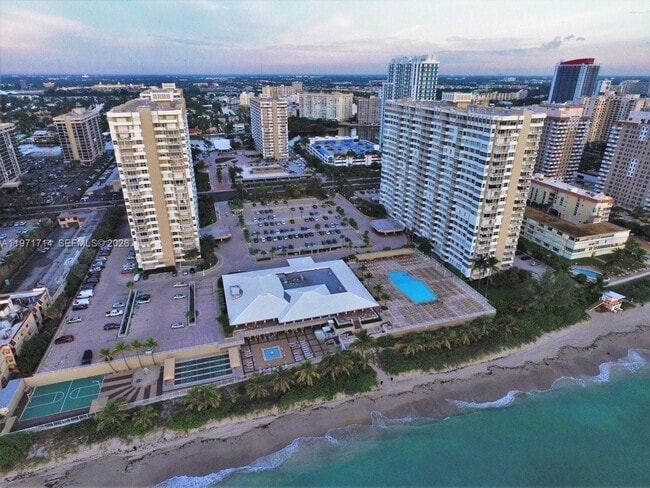 1950 S Ocean Dr in Hallandale Beach, FL - Building Photo - Building Photo