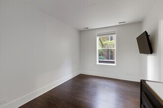 643 W Roscoe St, Unit B1 in Chicago, IL - Foto de edificio - Building Photo