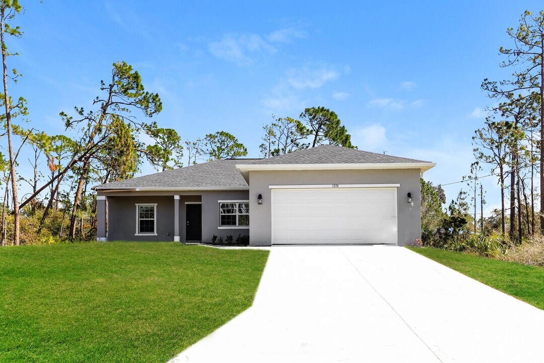 63 Harvey St in Port Charlotte, FL - Building Photo