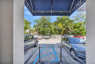 3051 SW 27th Ave, Unit 205 in Miami, FL - Building Photo - Building Photo