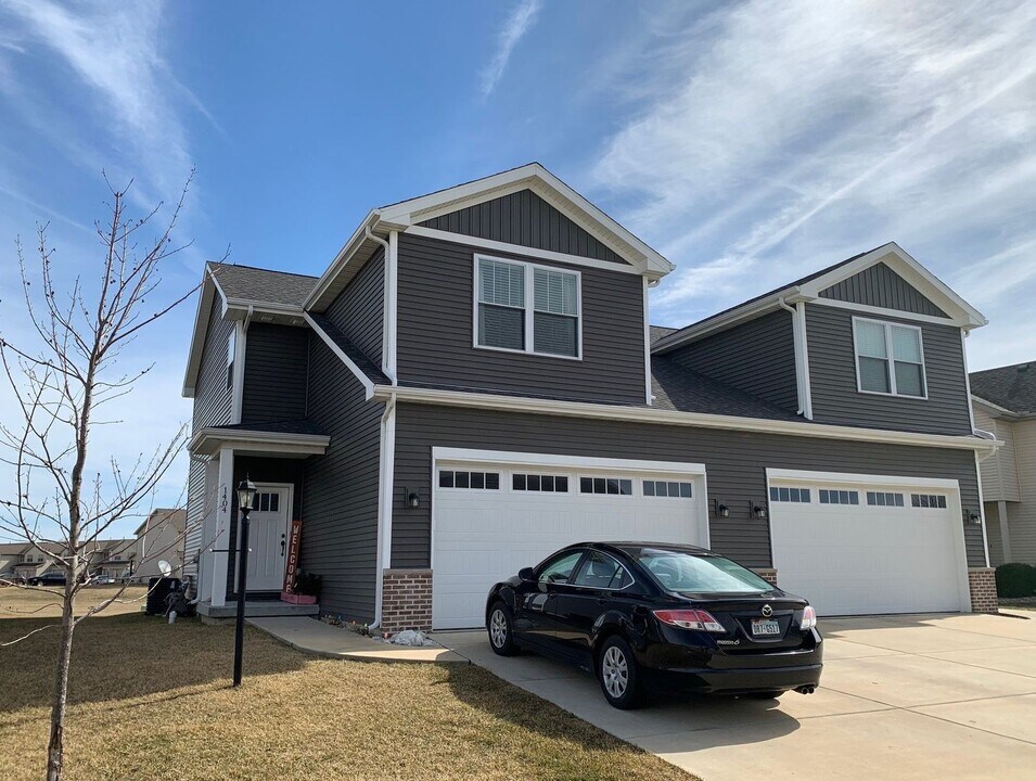 1404 Cobblestone Way in Champaign, IL - Building Photo