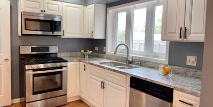 2145 Cedar Ct in Glenview, IL - Building Photo - Building Photo