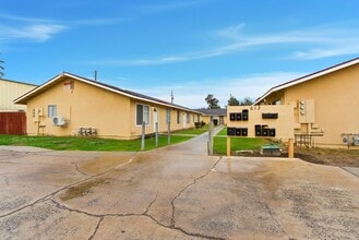 616 S Irwin St in Hanford, CA - Building Photo - Building Photo