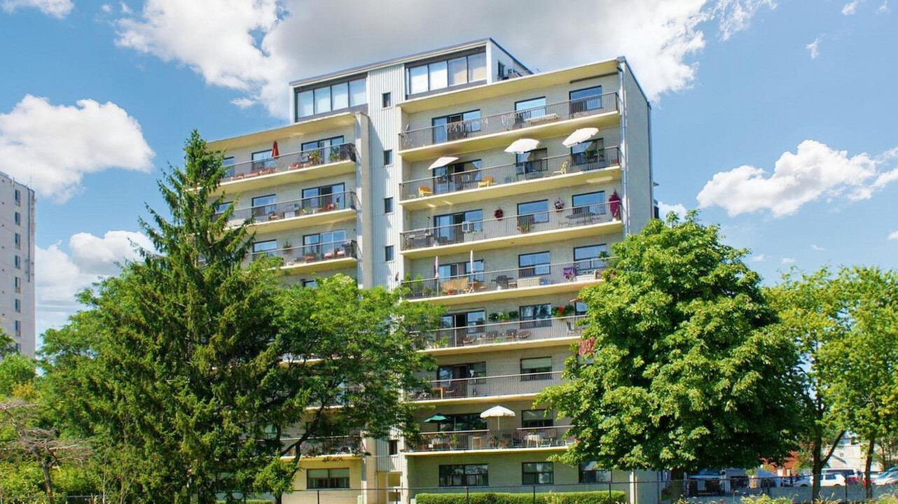 Landmark Apartments in Toronto, ON - Building Photo