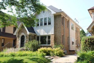 1614 E Newton Ave in Shorewood, WI - Building Photo