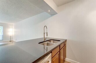 4851 Cedar Springs Rd in Dallas, TX - Foto de edificio - Building Photo