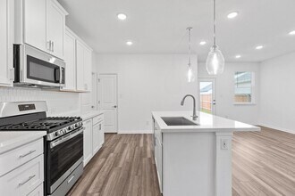 204 Flowers Ave in Hutto, TX - Foto de edificio - Building Photo