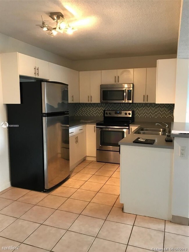 250 Palm Cir W-Unit -Apt 105 in Pembroke Pines, FL - Building Photo - Building Photo