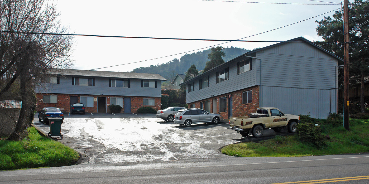 1043-1047 Lookingglass Rd in Roseburg, OR - Building Photo