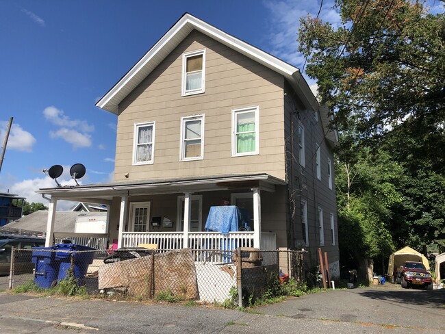 15 Hickory St in Waterbury, CT - Building Photo - Building Photo