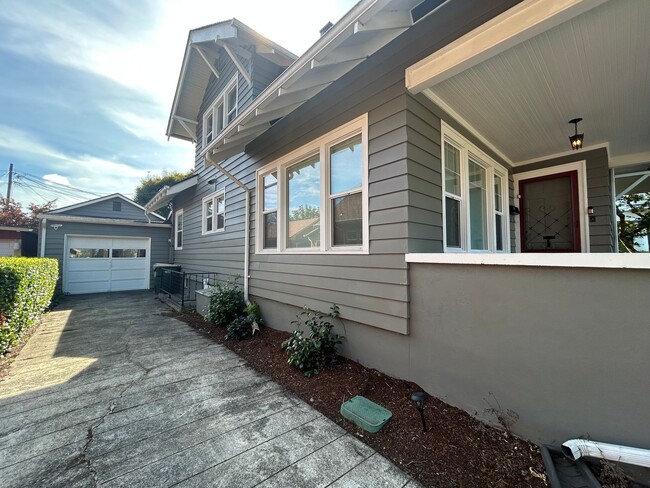 208 N Washington Ave in Centralia, WA - Building Photo - Building Photo