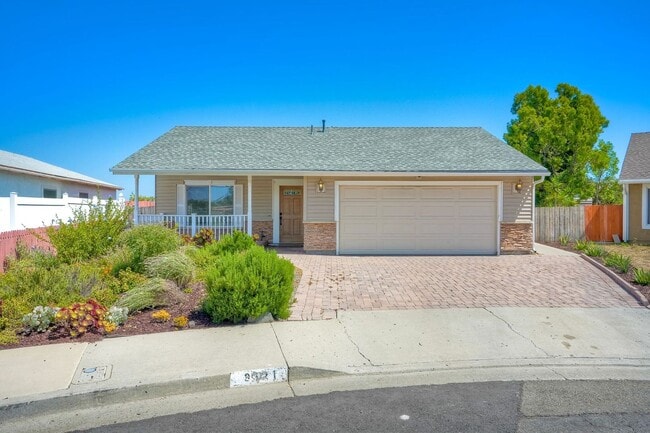 3921 Daisy Pl in Oceanside, CA - Foto de edificio - Building Photo