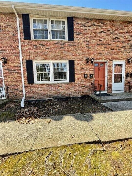 114 S Washington St in Plainville, CT - Building Photo