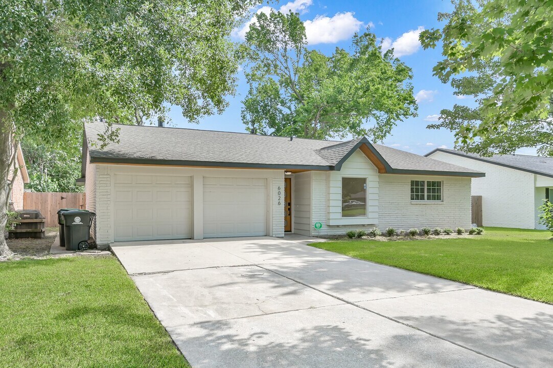 6026 Willowbend Blvd in Houston, TX - Building Photo