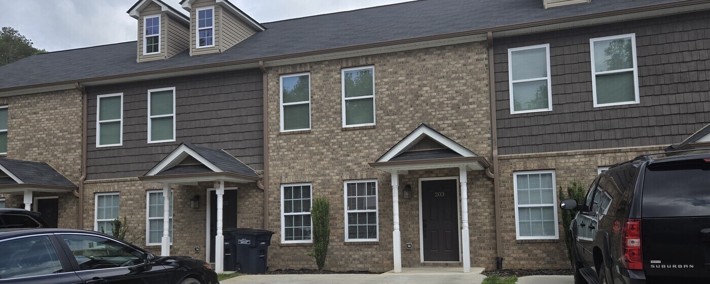 203 Hyde Park Ln in Demorest, GA - Building Photo