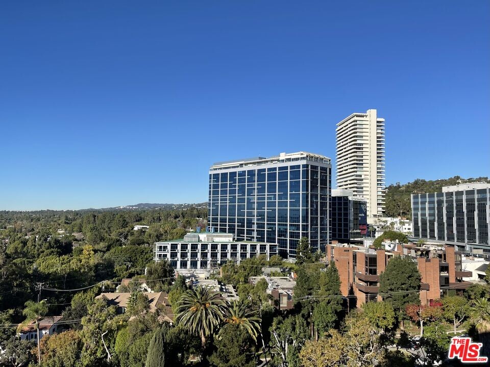 999 N Doheny Dr in West Hollywood, CA - Building Photo