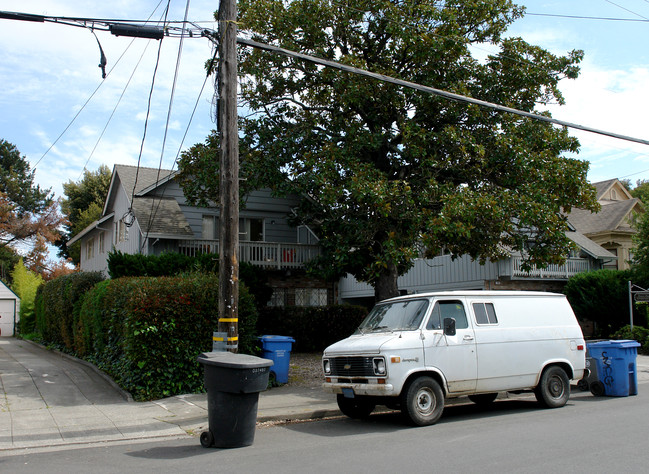 734 Slater St in Santa Rosa, CA - Building Photo - Building Photo