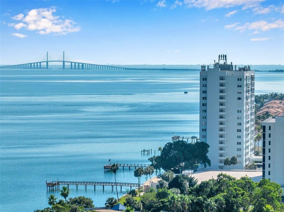 7200 Sunshine Skyway Ln S in St. Petersburg, FL - Building Photo