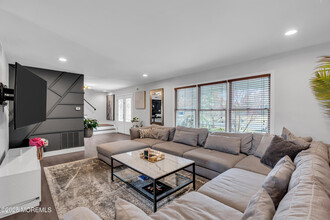 4 Oak Tree Ln in Ocean Township, NJ - Building Photo - Building Photo