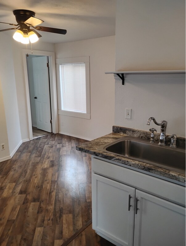 908 15th St, Unit 4 in Bremerton, WA - Foto de edificio - Building Photo