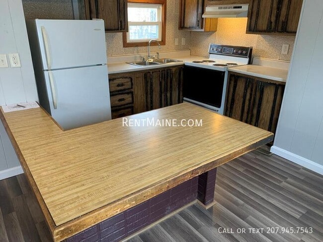 681 Main Rd N in Hampden, ME - Foto de edificio - Building Photo