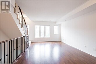 2350 Bentley Dr in Mississauga, ON - Building Photo - Building Photo