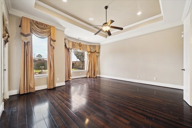 property at 5402 Oakville Ct