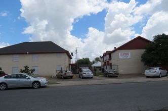 St. Lawrence Apartments in McAllen, TX - Foto de edificio - Building Photo