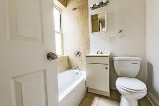 6954 S Calumet Ave 326 E 70th St Chicago, IL 60637 in Chicago, IL - Building Photo - Building Photo