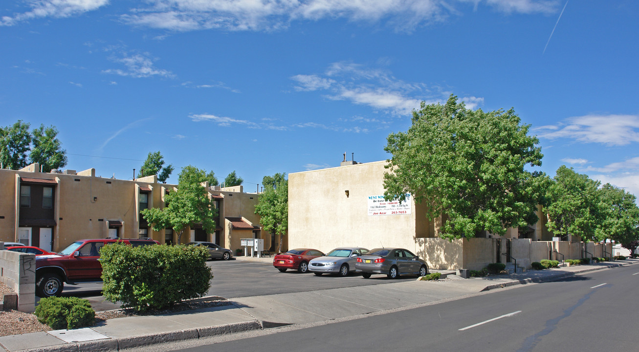 11512 Candelaria Rd in Albuquerque, NM - Building Photo