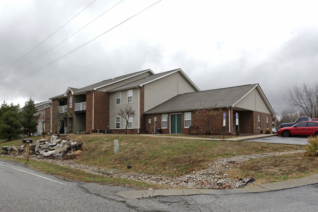 Village Apartments in Corydon, IN - Foto de edificio - Building Photo